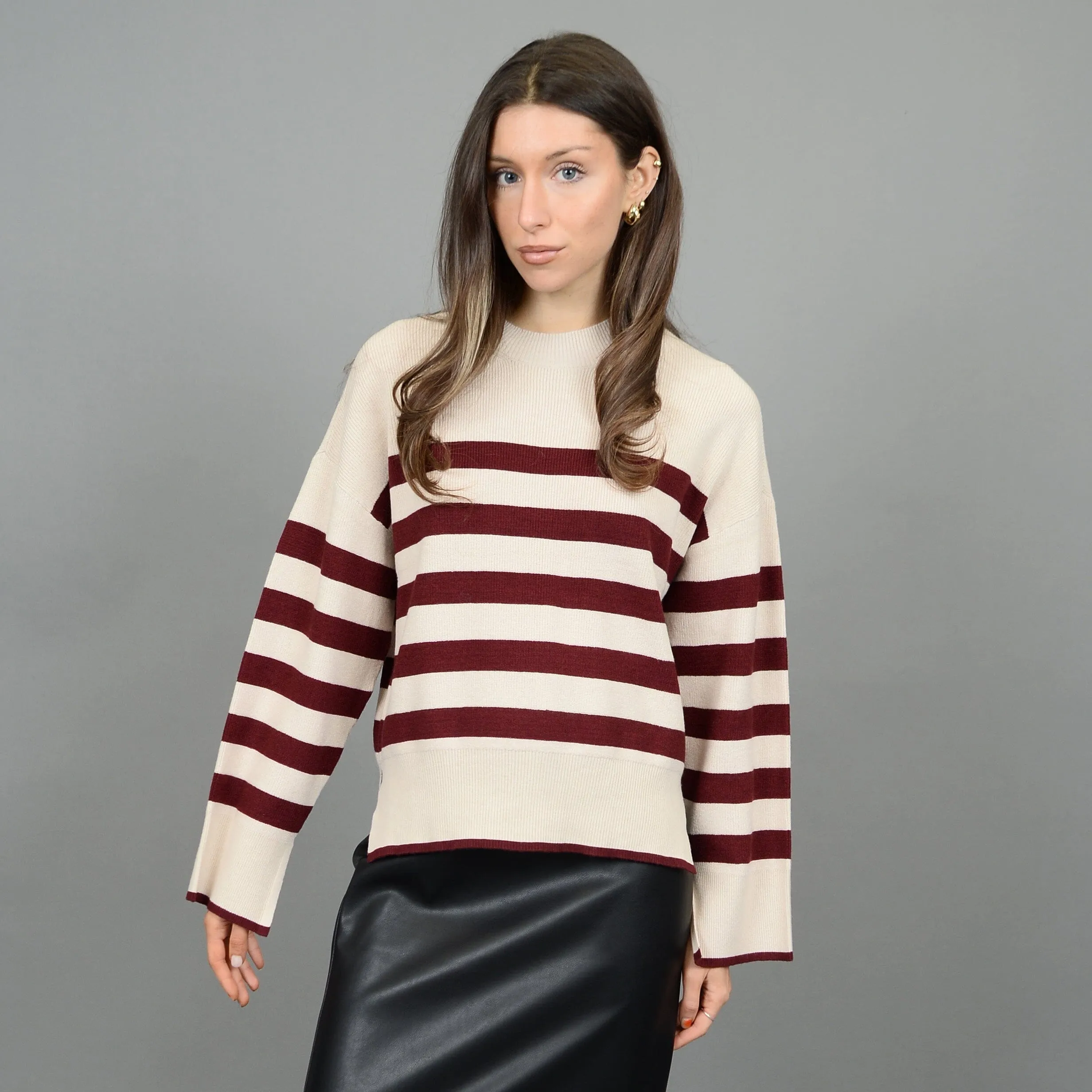 LIGHTWEIGHT STRIPE CREWNECK SWEATER (CREAM AND BURGUNDY)